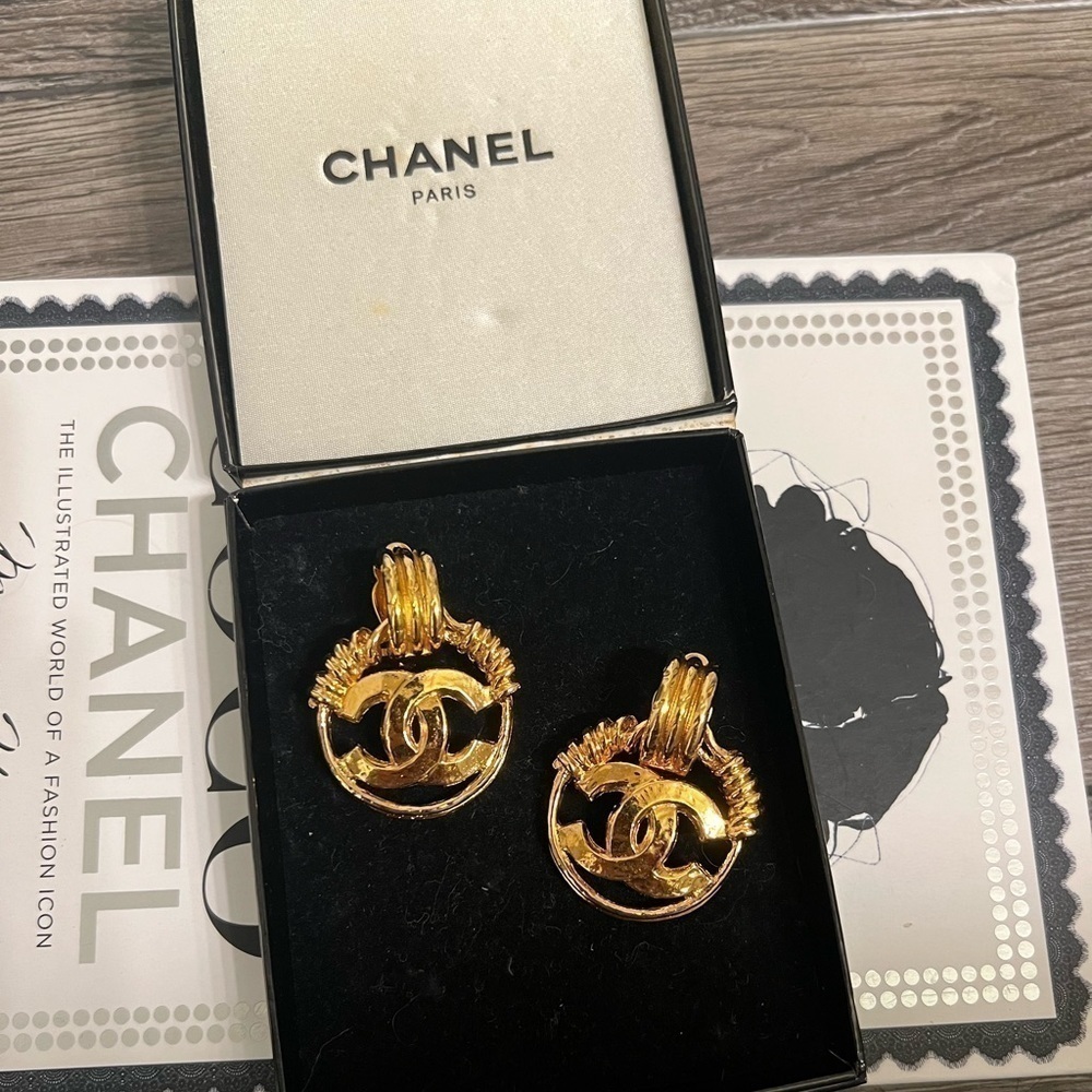 Chanel Vintage Large CC Gold Hoop Earrings - Picture 9 of 9